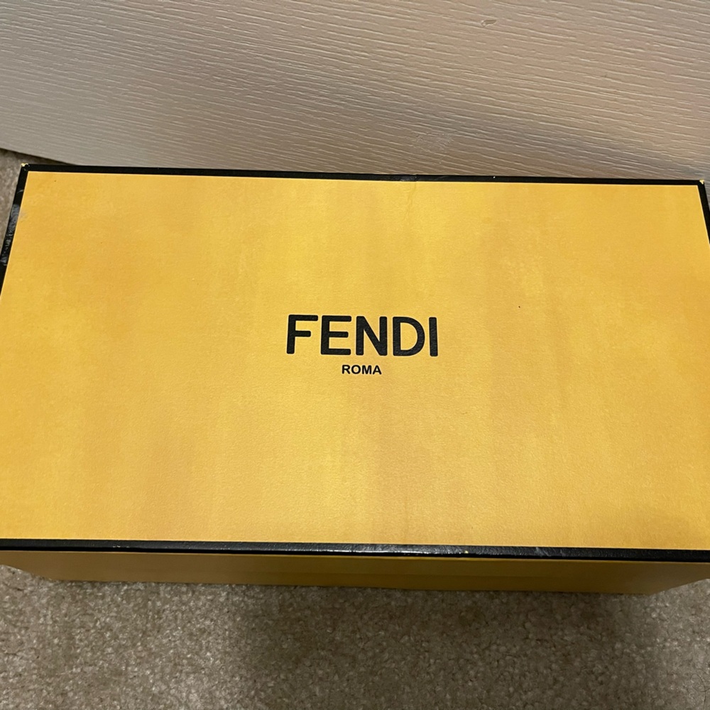 Authentic mens shoe in good condition, some scuff marks as pictured.